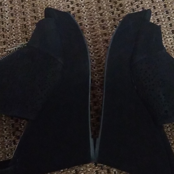 Report Faux Black Suede Laser Cut Zipper Wedge - Picture 4 of 8